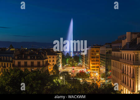 Belle vue panoramique de allumé Genève jet d'eau (jet d'eau) - le plus célèbre monument de la ville, au crépuscule avec ciel bleu, Genève, Suisse Banque D'Images