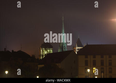 Cathédrale Saint-Pierre (St. La cathédrale Saint-Pierre) spire a mis en évidence au-dessus de la ville de Genève au cours de belle nuit d'été, Genève, Suisse, Europe Banque D'Images