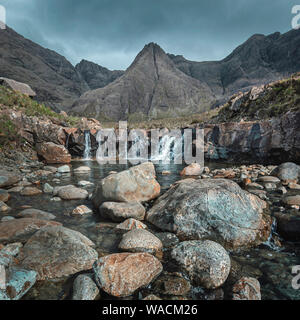 De beaux paysages sur l'île de Skye, Écosse.Conte de piscines, bassins avec de l'eau turquoise, cascades et roches colorées.célèbre paysage et les touristes. Banque D'Images