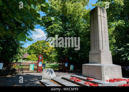 Le Reading Cenotaph se trouve à l'extérieur des jardins de Forbury, dans le centre-ville de Reading, Berkshire, Angleterre, Royaume-Uni Banque D'Images