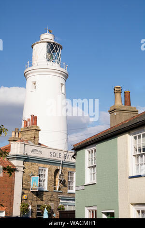 Southwold Lighthouse permanent au-dessus de la ville historique de bâtiments, Southwold, Suffolk, Angleterre, RU Banque D'Images