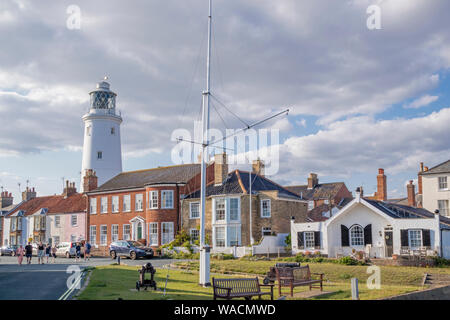 Southwold Lighthouse permanent au-dessus de la ville historique de bâtiments, Southwold, Suffolk, Angleterre, RU Banque D'Images