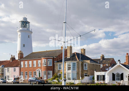 Southwold Lighthouse permanent au-dessus de la ville historique de bâtiments, Southwold, Suffolk, Angleterre, RU Banque D'Images