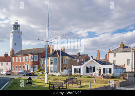 Southwold Lighthouse permanent au-dessus de la ville historique de bâtiments, Southwold, Suffolk, Angleterre, RU Banque D'Images