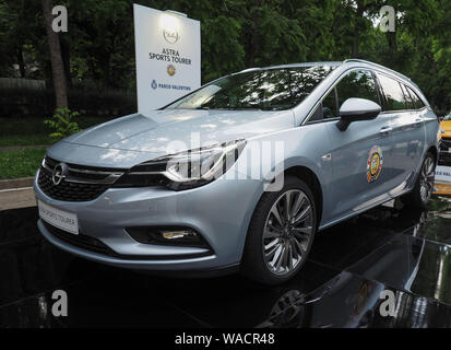 TURIN, ITALIE - CIRCA Juin 2016 : Opel Astra Sports Tourer location Banque D'Images