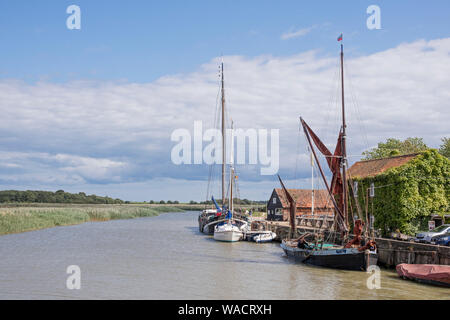 Bateaux amarrés sur la rivière Alde au Snape Maltings sur les rives de la rivière Alde à Rogue, sur la côte du Suffolk, Suffolk, Angleterre, RU Banque D'Images