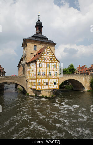 Altes Rathaus (Ancien hôtel de ville) sur la Regnitz River en Haute-franconie, Allemagne. Banque D'Images