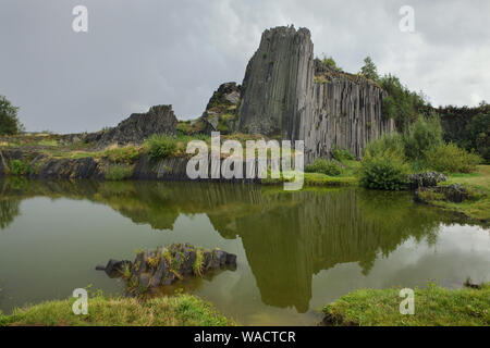 Panská skála rock formation de basalte (Lord's Rock) près de Kamenický Šenov en Bohême du Nord, en République tchèque. Banque D'Images