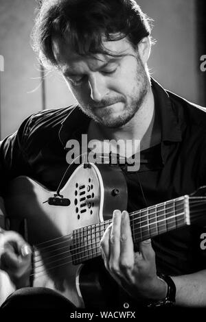 Maciek Pysz jouant la guitare jazz, Jazz Festival 2019 Brecon Banque D'Images