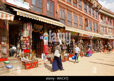 Magasins de vente de perles de prière bouddhiste tibétain, roues de prière, et d'autres objets religieux à Boudhanath, Vallée de Katmandou, Népal Banque D'Images