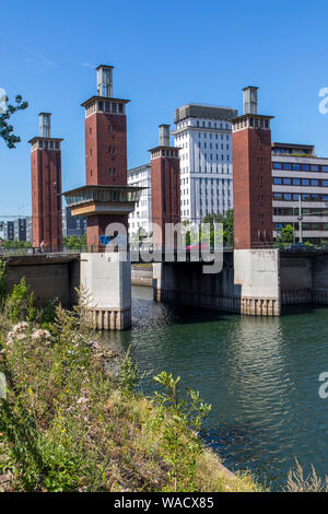 Duisburg, inner harbour, immeuble de bureaux, pont, Schwanentor Banque D'Images