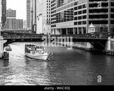 Excursion en bateau passant sous Monroe Street Bridge, rivière de Chicago. Banque D'Images