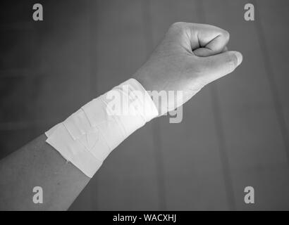Version noir et blanc d'un poing avec un travail sur bande de poignet Banque D'Images