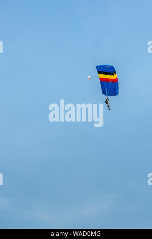 Han-sur-Lesse, Belgique - 25 juin 2019 : soldat belge sur les couleurs du drapeau belge avec parachute contre le ciel bleu. Banque D'Images