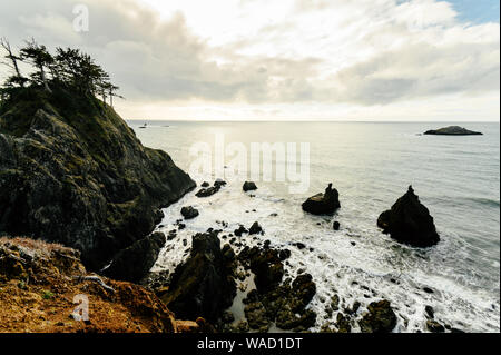 Image de la botte de rochers le long de la côte de l'Oregon au coucher du soleil Banque D'Images