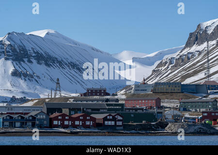 Vue depuis la mer des maisons de Longyearbyen au Spitzberg Banque D'Images
