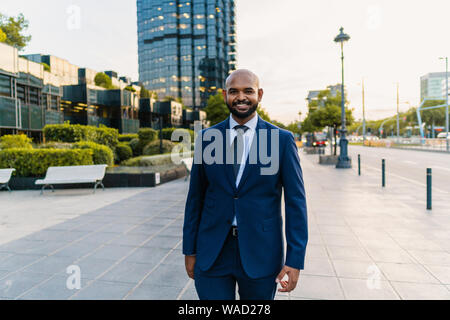 Indian businessman wearing costume bleu autour de l'hôtel ou bureau Banque D'Images