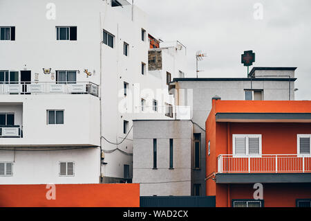 Appartement moderne situé à bâtiments contre ciel nuageux gris dans quartier résidentiel de ville sur l'île de Tenerife Banque D'Images