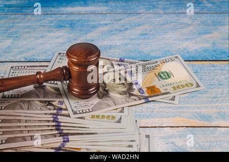 Marteau juge et de l'argent sur la table en bois bleu. Concept de la Cour. Banque D'Images