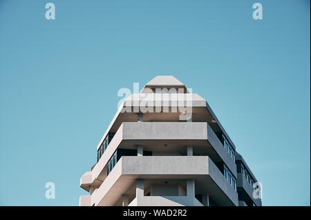 Ci-dessous de la maison blanche inhabituelle avec balcon à Tenerife sur sunny day against blue sky background Banque D'Images