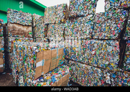 Ufa, Russie, 1 juillet, 2019 : les boîtes en aluminium comprimé,canettes de bière, soda écrasé en face de l'usine de recyclage centre. Banque D'Images