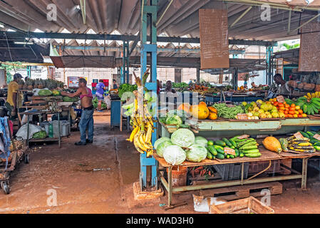 La Havane, Cuba - 09 avril, 2019 : marché de fruits et légumes avec les acheteurs et vendeurs Banque D'Images