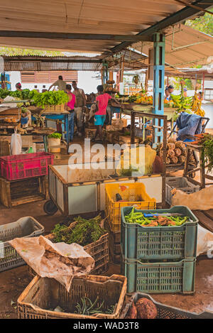 La Havane, Cuba - 09 avril, 2019 : marché de fruits et légumes avec les acheteurs et vendeurs Banque D'Images