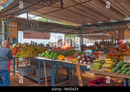 La Havane, Cuba - 09 avril, 2019 : marché de fruits et légumes avec les acheteurs et vendeurs Banque D'Images