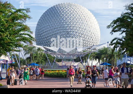 ORLANDO, FLORIDE, USA, 10 août 2019 Spaceship Earth à EPCOT Theme park à Disney World pendant une chaude journée d'été Banque D'Images