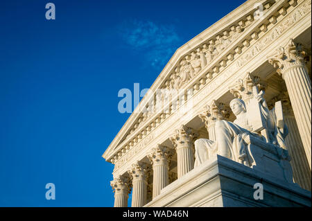 Après-midi panoramique vue de la façade de l'Édifice de la Cour suprême avec golden sunset lumière sur les colonnes corinthiennes classique Banque D'Images