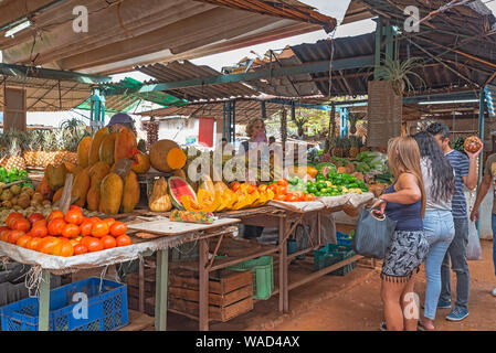 La Havane, Cuba - 09 avril, 2019 : marché de fruits et légumes avec les acheteurs et vendeurs Banque D'Images