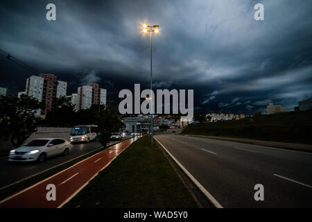 Un ciel noir de fumée causée par les incendies de l'Amazone dans le même temps, un front froid a atteint Sorocaba à Sao Paulo. À jour comme nuit à 14h Banque D'Images