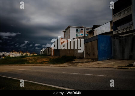 Un ciel noir de fumée causée par les incendies de l'Amazone dans le même temps, un front froid a atteint Sorocaba à Sao Paulo. À jour comme nuit à 14h Banque D'Images