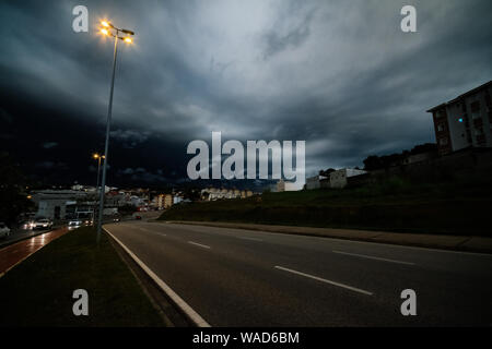 Un ciel noir de fumée causée par les incendies de l'Amazone dans le même temps, un front froid a atteint Sorocaba à Sao Paulo. À jour comme nuit à 14h Banque D'Images