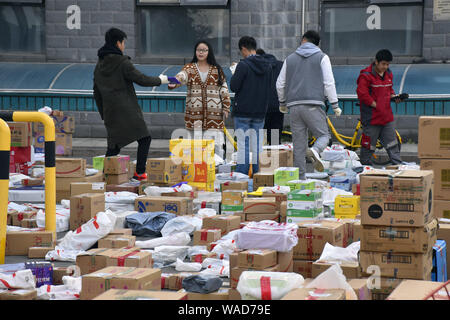 --FILE--étudiants chinois rechercher dans une masse de parcelles, dont la plupart sont des célibataires de jour des achats en ligne, à une station d'entraînement de l'Université Renmin Banque D'Images