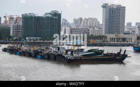 Les bateaux de pêche sont à quai dans un port en préparation de typhon Wipha, le 7ème typhon de l'année, dans la ville de Haikou, province de Hainan en Chine du Sud, 31 Banque D'Images