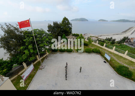 Les soldats sont en poste à l'avant-poste dans la milice du comté de Yuhuan, Taizhou City, Zhejiang Province de Chine orientale, le 31 juillet 2019. Douze femmes, chez les w Banque D'Images