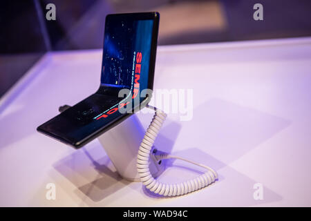 Un TCL 5G smartphone pliable est affiché pendant l'événement de lancement de nouveaux produits TCL à Sao Paulo, Brésil, 1 juillet 2019. Le lancement de nouveaux produits TCL ev Banque D'Images