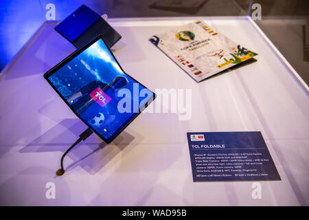 Un TCL 5G smartphone pliable est affiché pendant l'événement de lancement de nouveaux produits TCL à Sao Paulo, Brésil, 1 juillet 2019. Le lancement de nouveaux produits TCL ev Banque D'Images