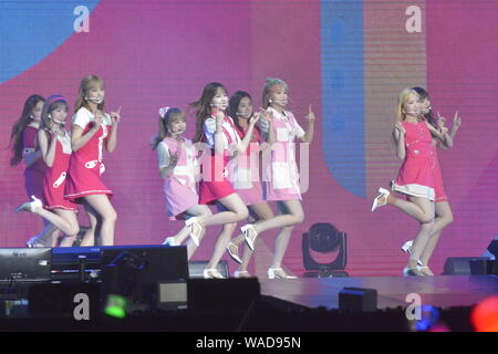 Les membres du groupe sud-coréen fille Izone, stylisée comme IZ*ONE, effectuer pendant le 1er concert 'les yeux sur moi' à Hong Kong, Chine, le 13 juillet 2019. Banque D'Images