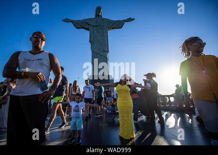 Paysage de la statue du Christ Rédempteur au sommet de la montagne du Corcovado au Parc National de la forêt de Tijuca, à Rio de Janeiro, Brésil, 1 juillet 201 Banque D'Images