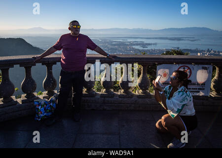 Rues de la région de la baie de Guanabara au sommet de la montagne du Corcovado dans le Parc National de la forêt de Tijuca, à Rio de Janeiro, Brésil, 1 juillet 2019. Banque D'Images