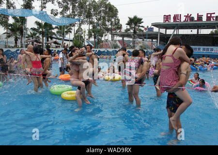 Les amoureux s'embrassent lors d'un baiser la concurrence dans une piscine sur la Journée internationale de baisers, également connu sous le nom de monde, jour embrasser à Chongqing Banque D'Images