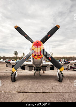 American Vintage en stationnement P 51 Mustang avion de chasse, l'est pas Misbehaven, à partir de la DEUXIÈME GUERRE MONDIALE à Bessemer Alabama, Etats-Unis. Banque D'Images