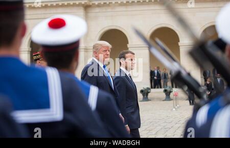 L'atout de Donald avec le président français Emmanuel Maccron. Banque D'Images
