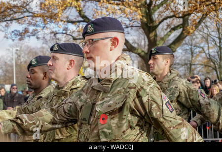 Leicester, Royaume-Uni - 11 novembre 2018 : Des représentants de la 7e Brigade Blindée marcher pendant la cérémonie du jour de l'événement du centenaire à travers Banque D'Images