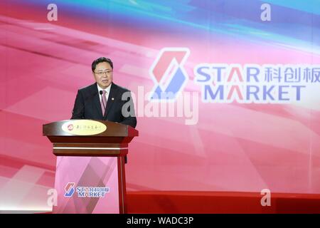 Hongyuan Huang, Bourse de Shanghai président, assiste à la cérémonie d'inscription du premier lot d'entreprises sur le marché de l'ESS à Shanghai, Chi Banque D'Images