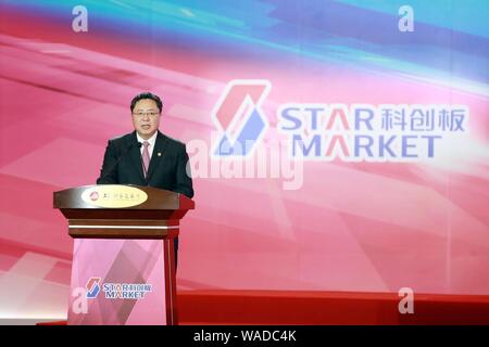 Hongyuan Huang, Bourse de Shanghai président, assiste à la cérémonie d'inscription du premier lot d'entreprises sur le marché de l'ESS à Shanghai, Chi Banque D'Images
