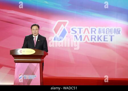 Hongyuan Huang, Bourse de Shanghai président, assiste à la cérémonie d'inscription du premier lot d'entreprises sur le marché de l'ESS à Shanghai, Chi Banque D'Images