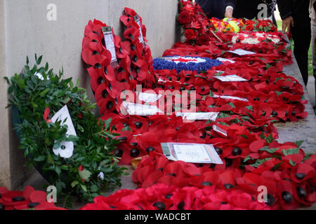 Leicester, Royaume-Uni - 11 novembre 2018 : coquelicot couronnes fixées à la base de l'arche du souvenir au cours de la cérémonie du jour de l'événement du centenaire Banque D'Images